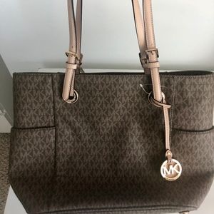 MICHAEL KORS E/W Signature Tote Mocha